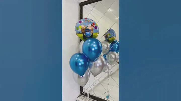 Синий трактор, фонтан из воздушных шаров