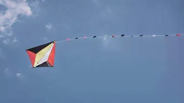 kite flying in the blue sky in slow motion воздушный змей в голубом небе в замедленной съемке
